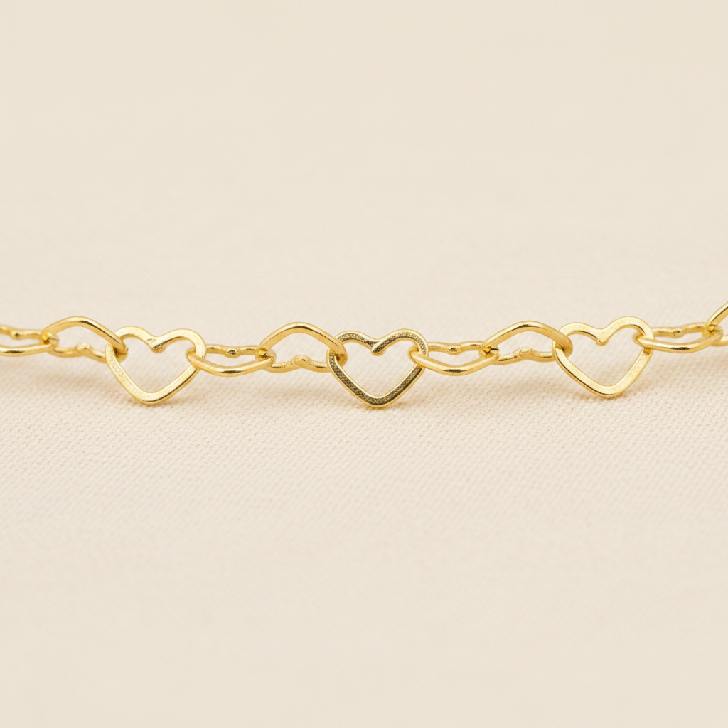 Amélie Chain Detail - Soft Background
