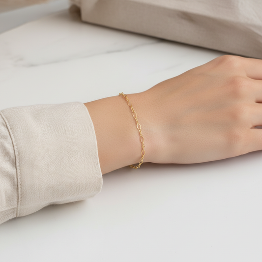 Éloise Lifestyle - Wrist Shot
